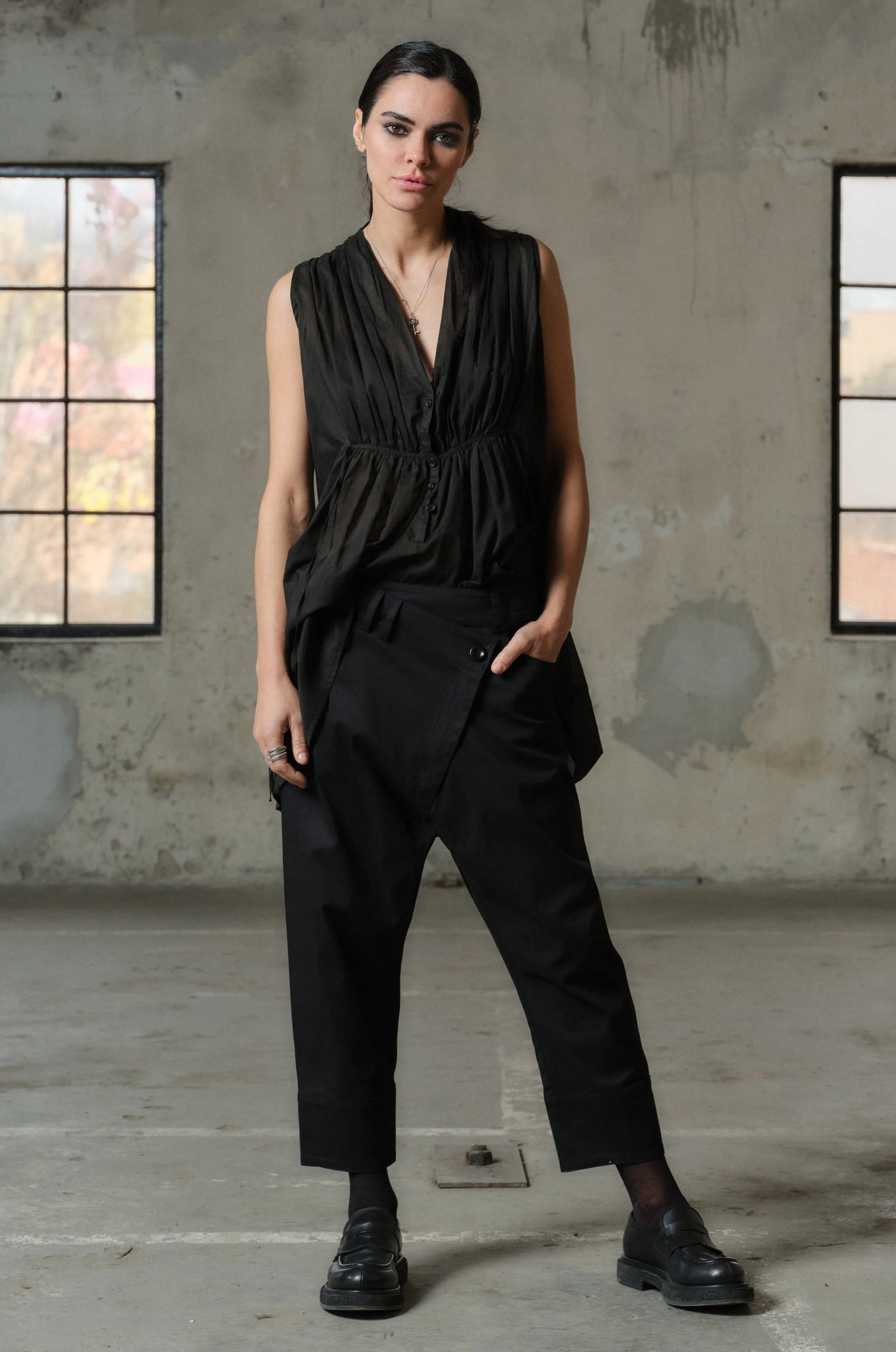 Black cotton cropped pants