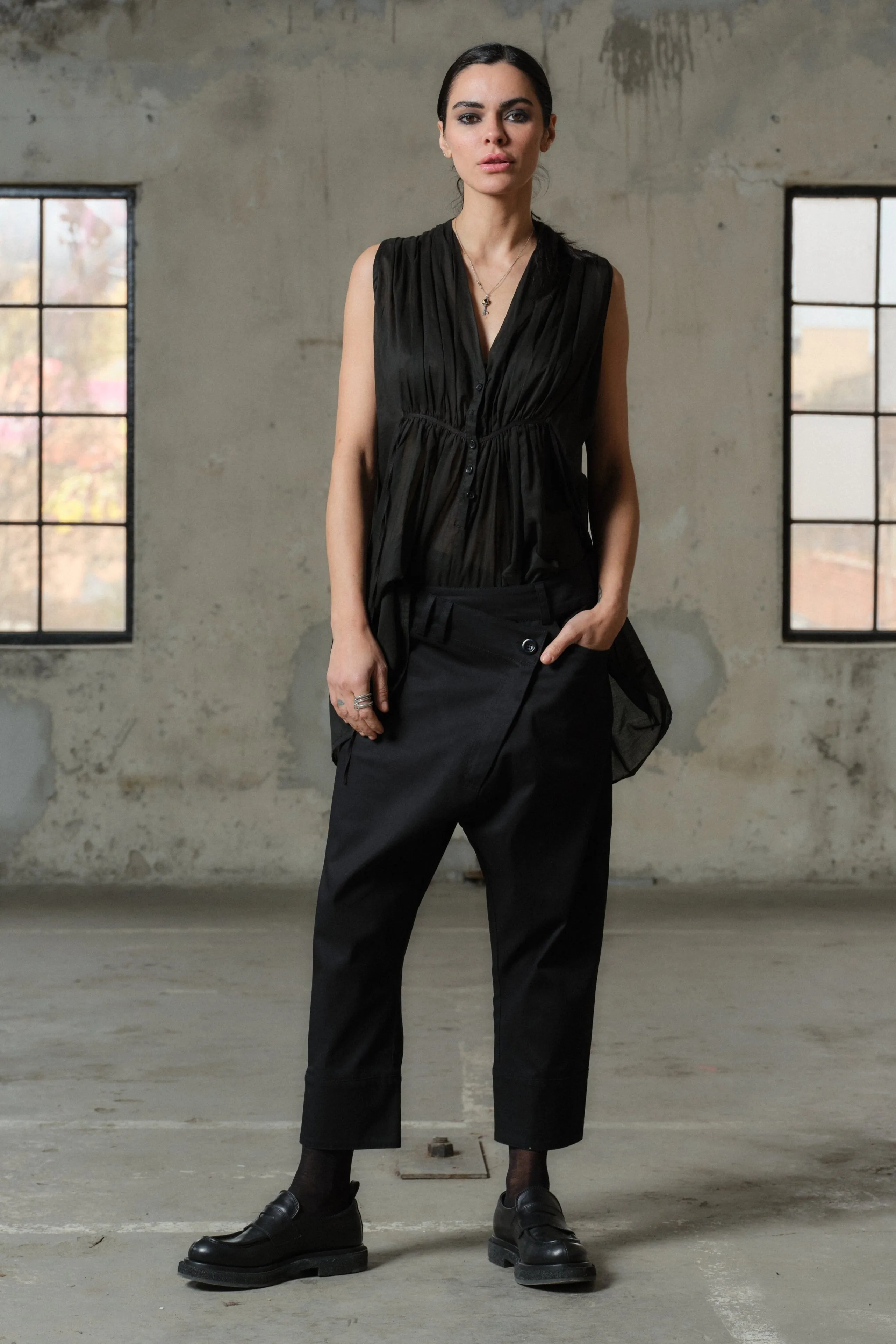 Black cotton cropped pants