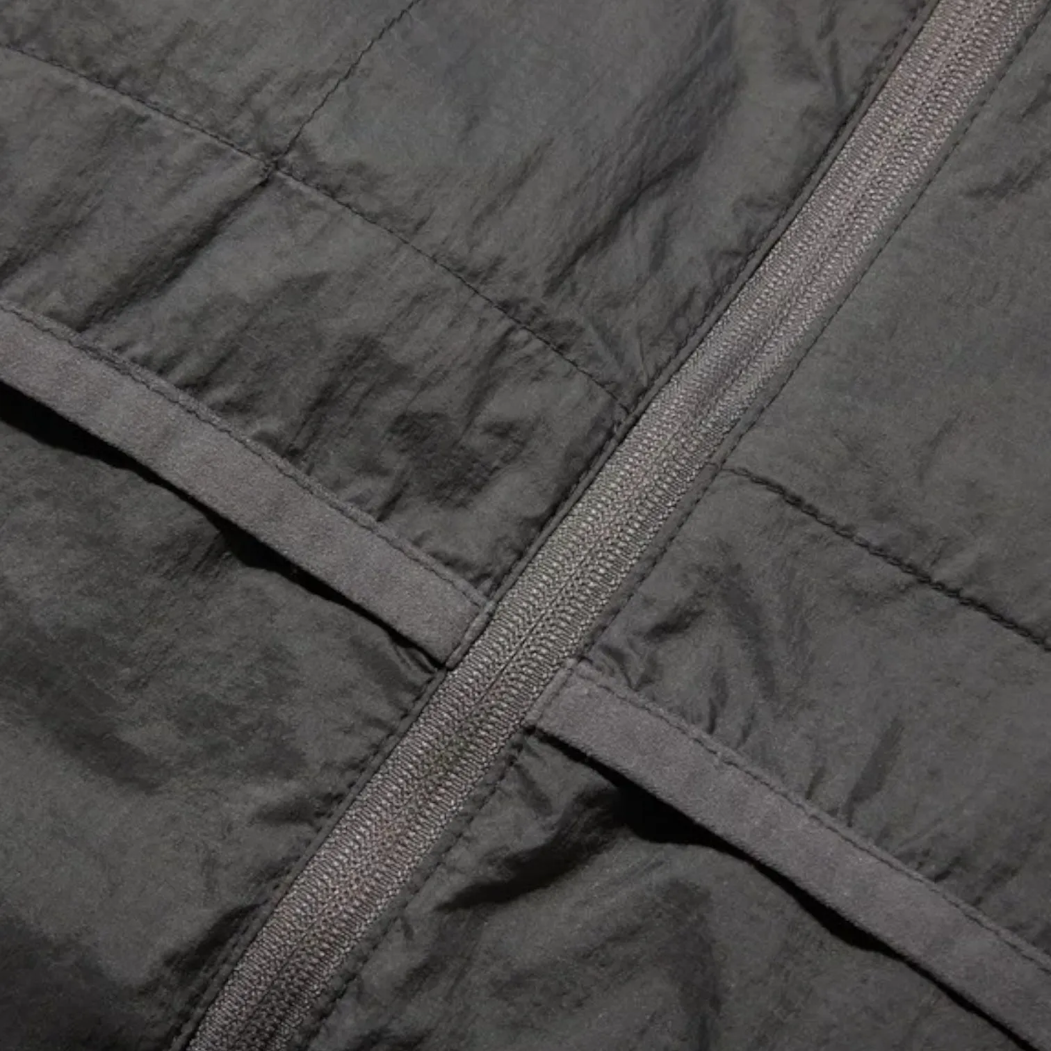 Light weight baggy windbreaker with back flange