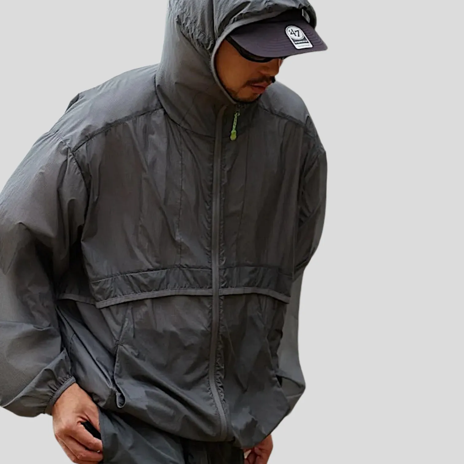 Light weight baggy windbreaker with back flange