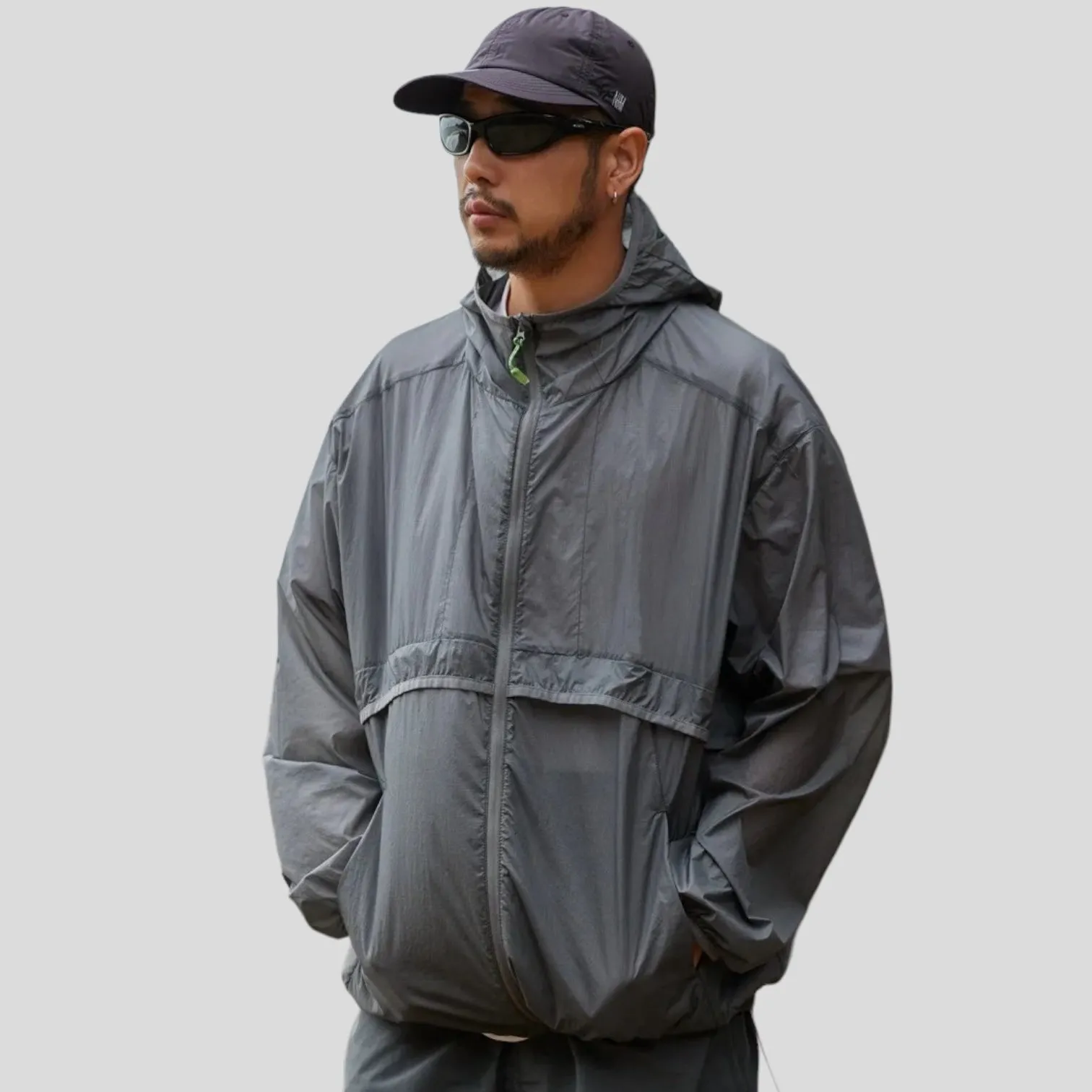 Light weight baggy windbreaker with back flange