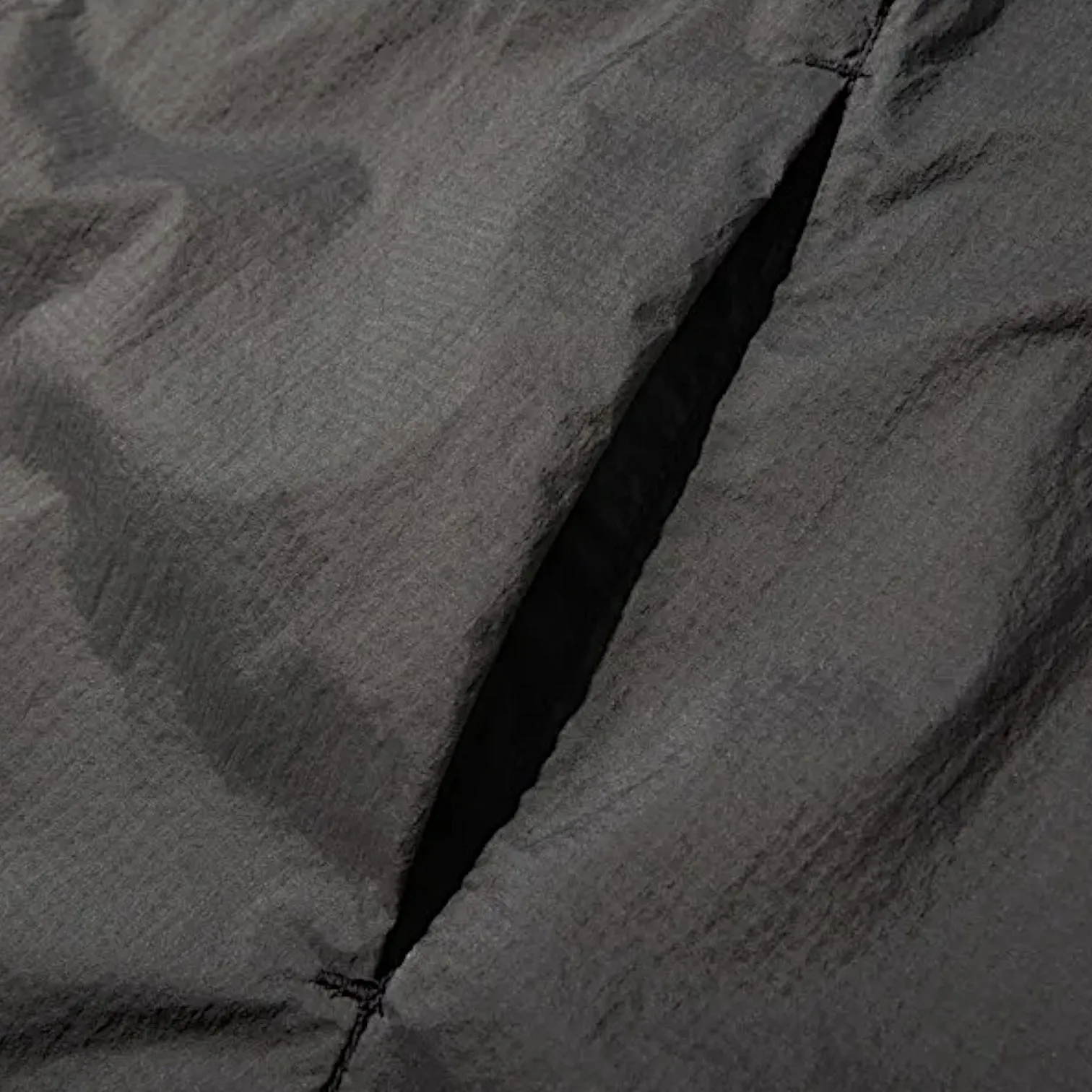 Light weight baggy windbreaker with back flange