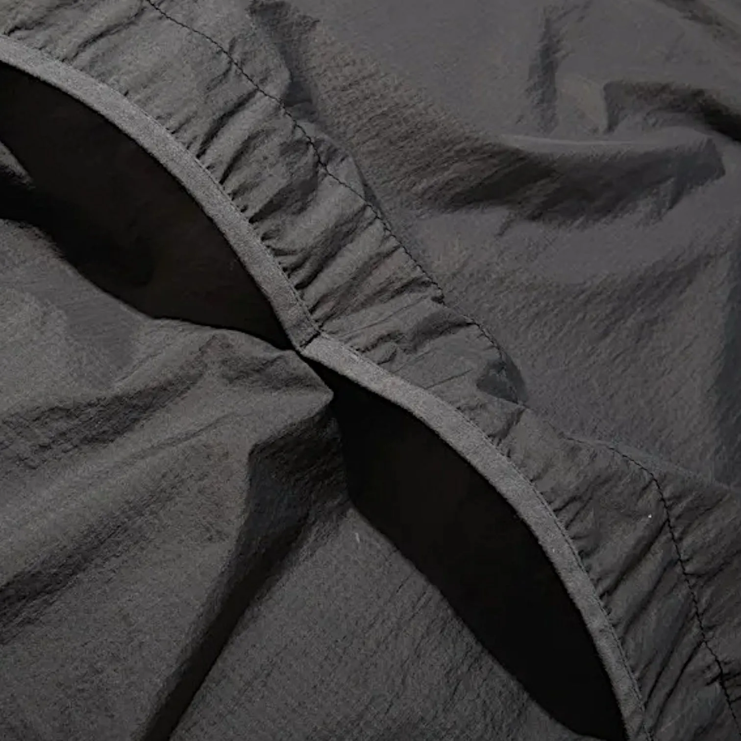 Light weight baggy windbreaker with back flange