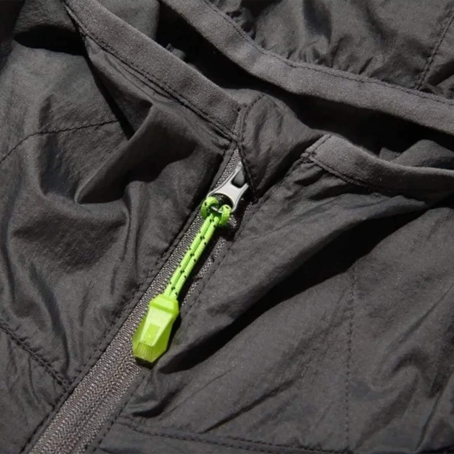 Light weight baggy windbreaker with back flange