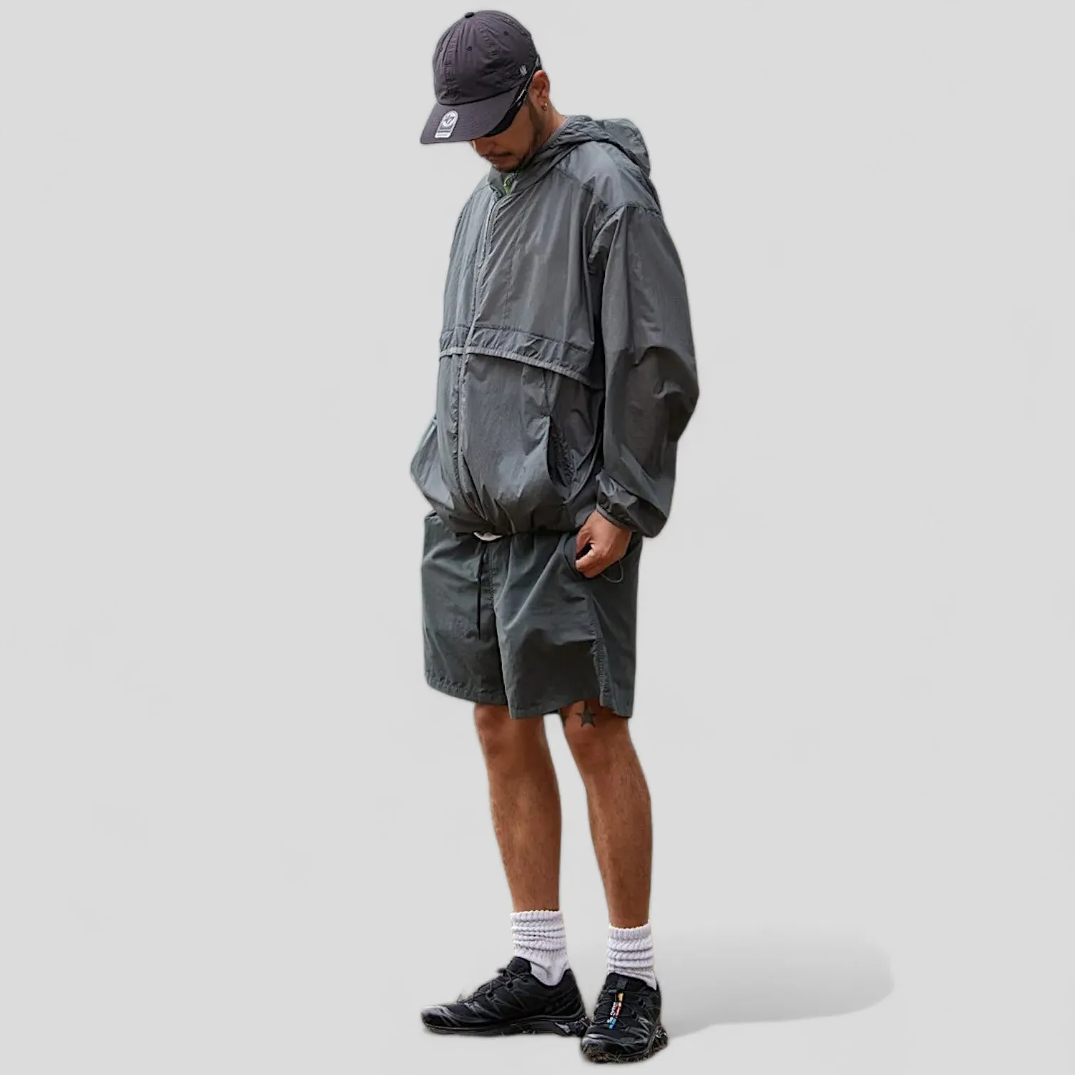 Light weight baggy windbreaker with back flange