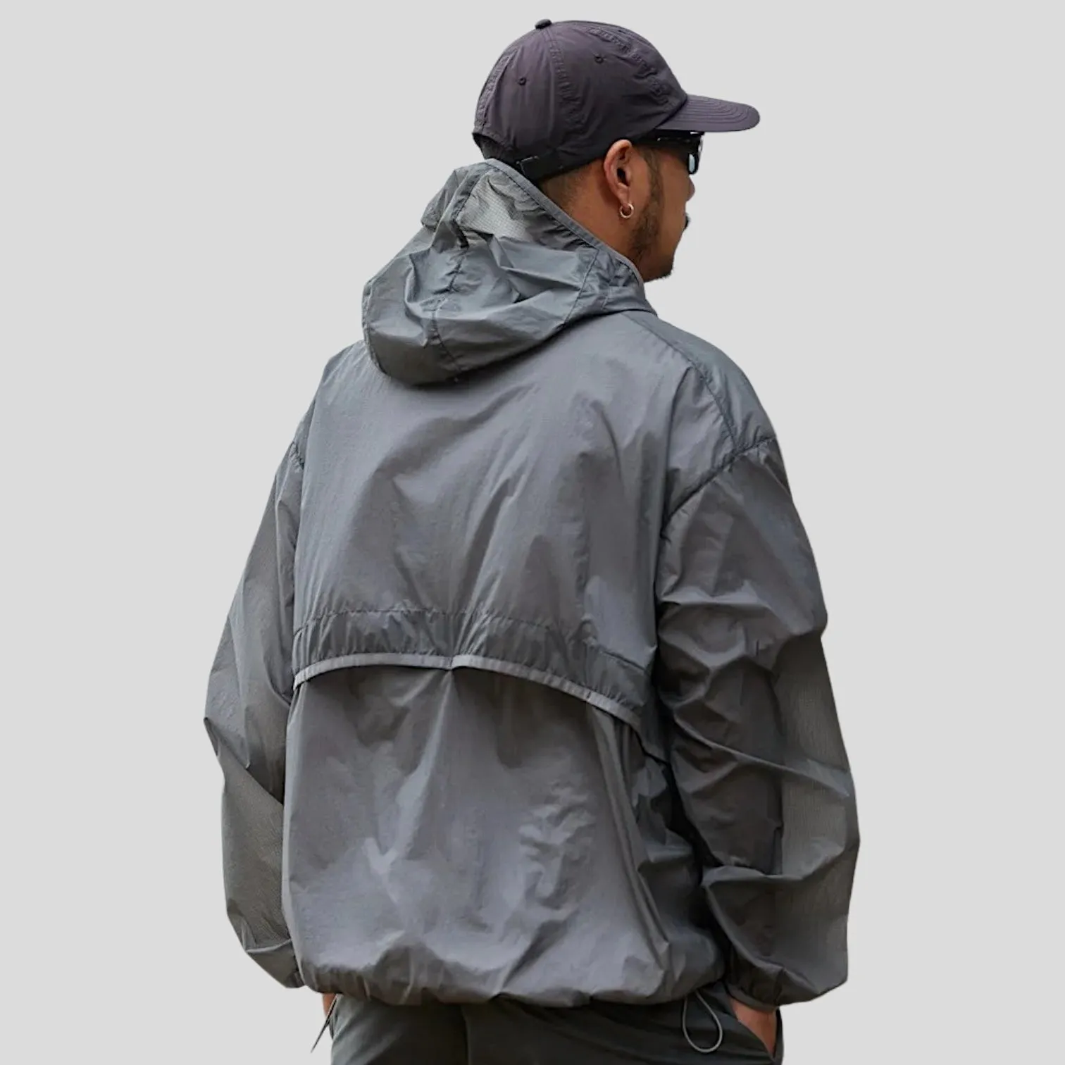 Light weight baggy windbreaker with back flange