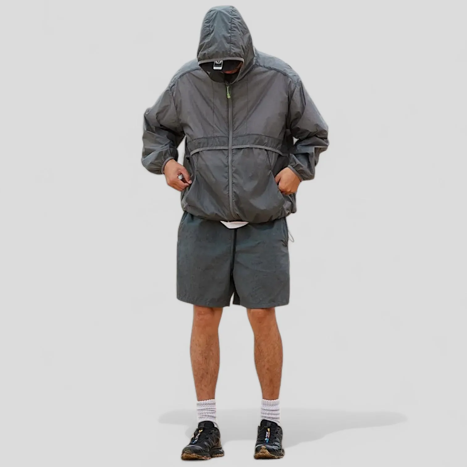 Light weight baggy windbreaker with back flange