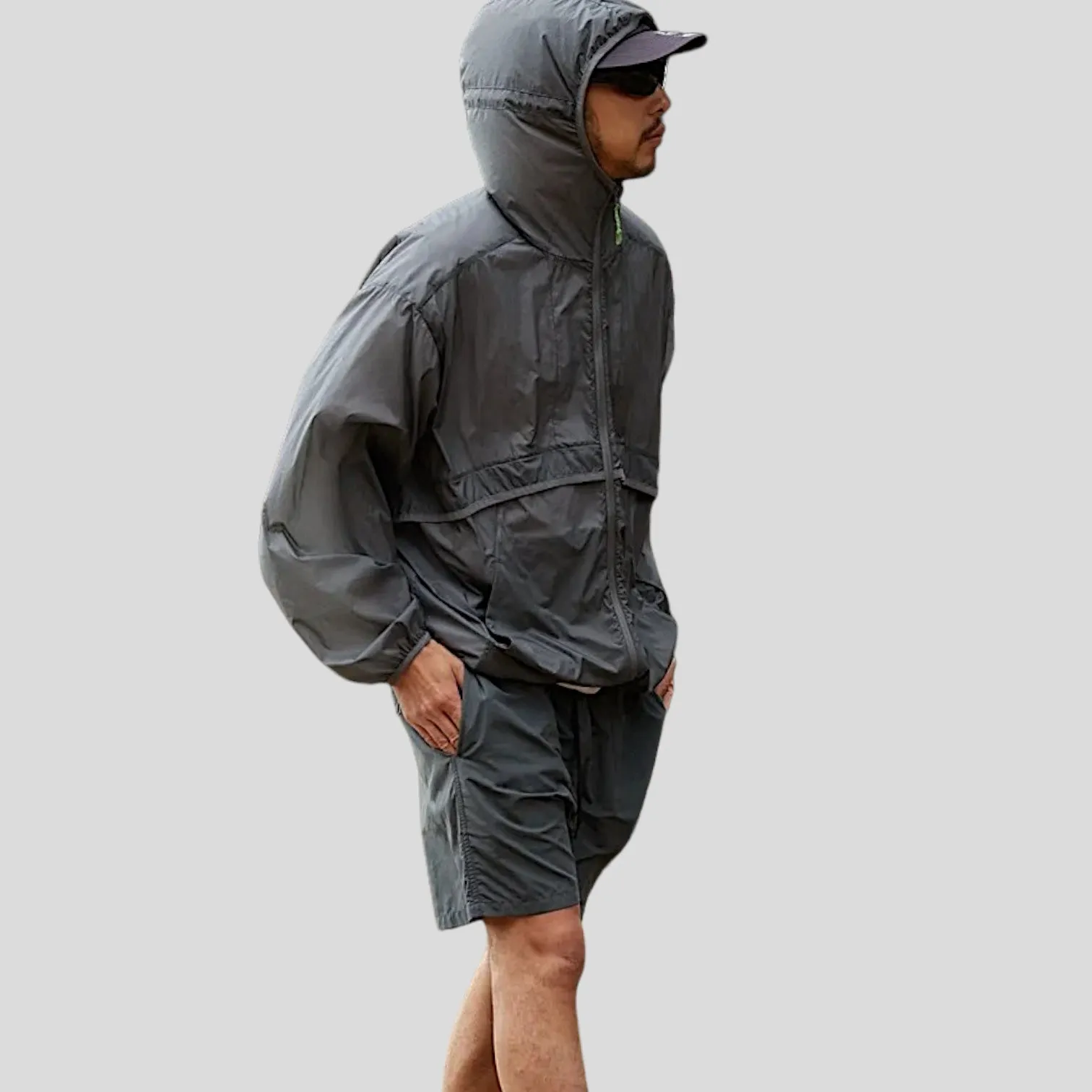 Light weight baggy windbreaker with back flange