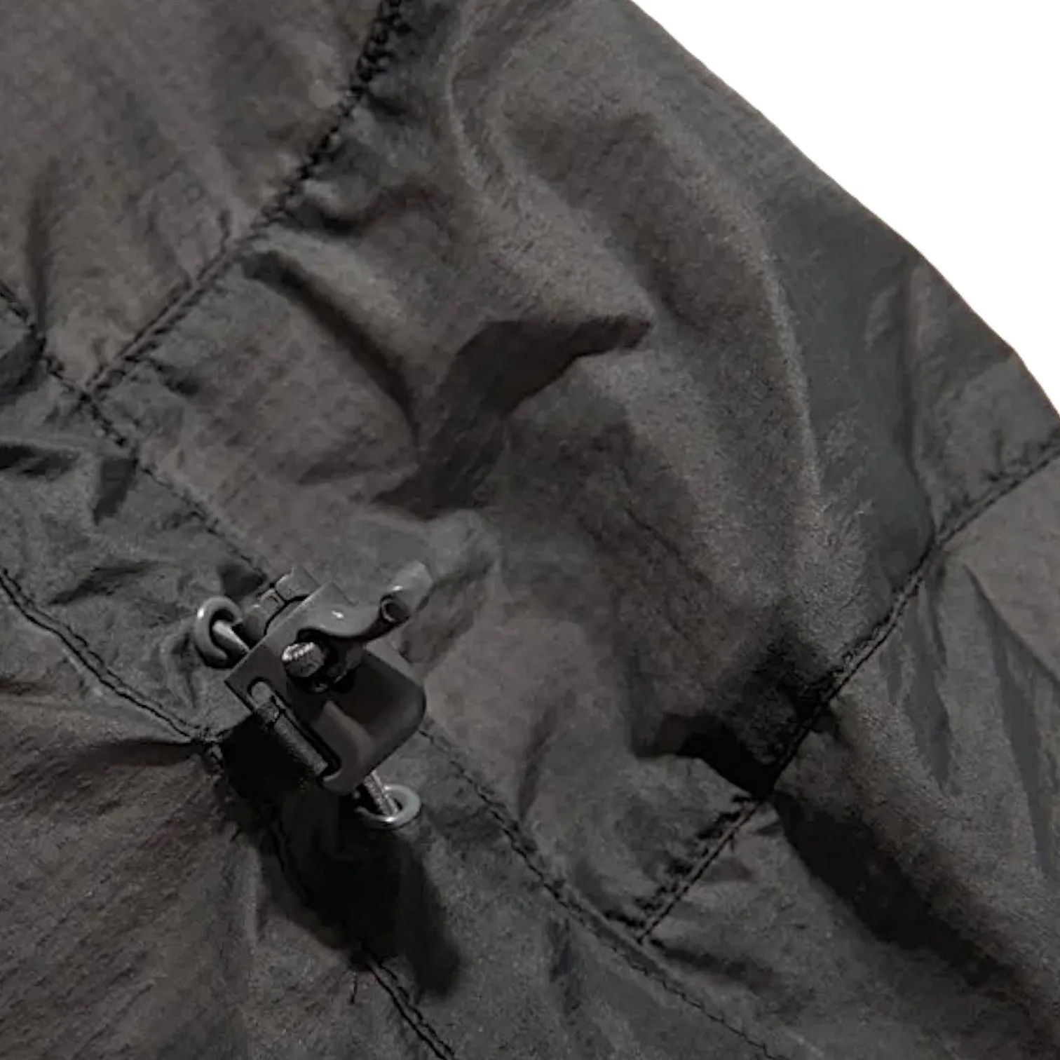 Light weight baggy windbreaker with back flange