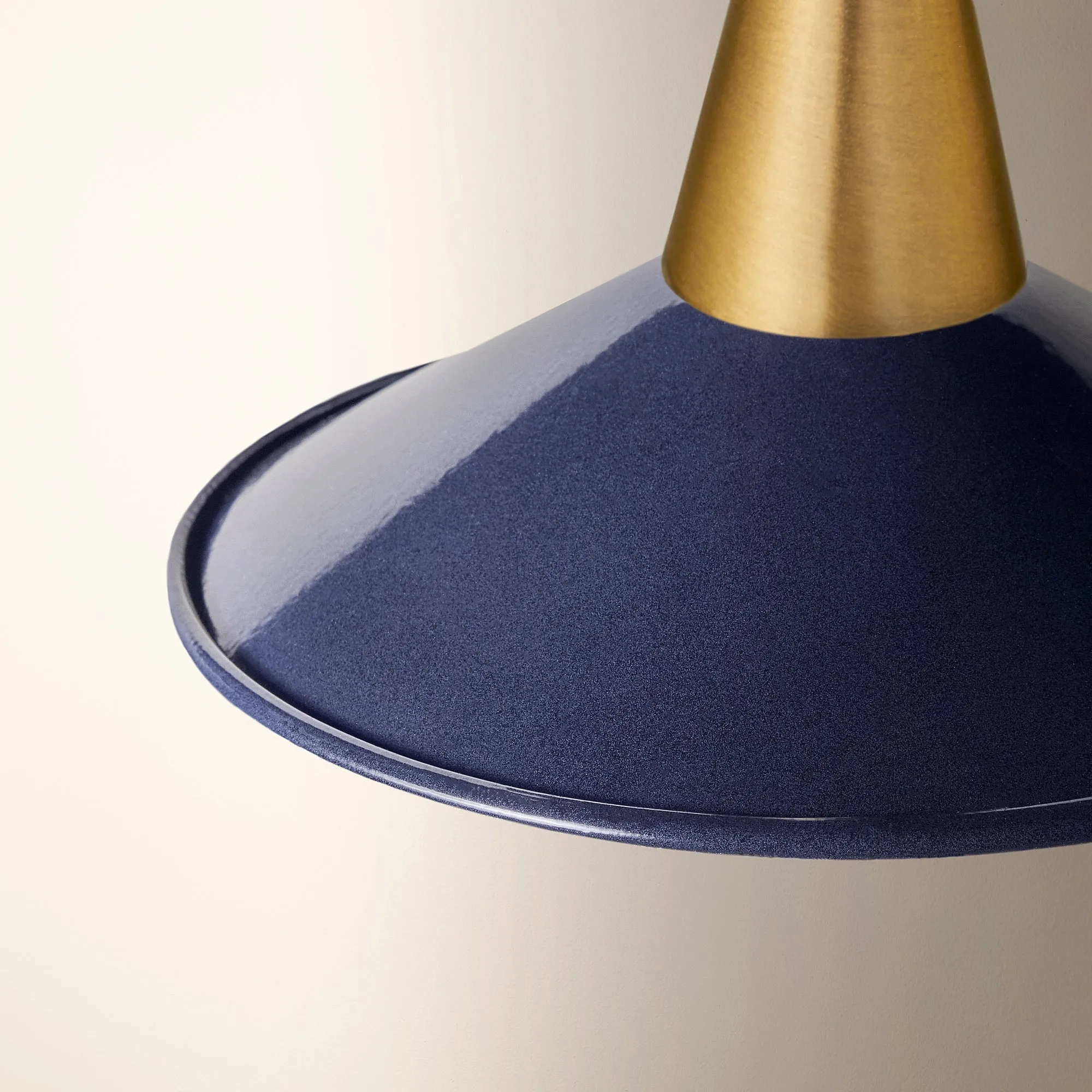 Smallest Cookie shade in black iris with stone interior