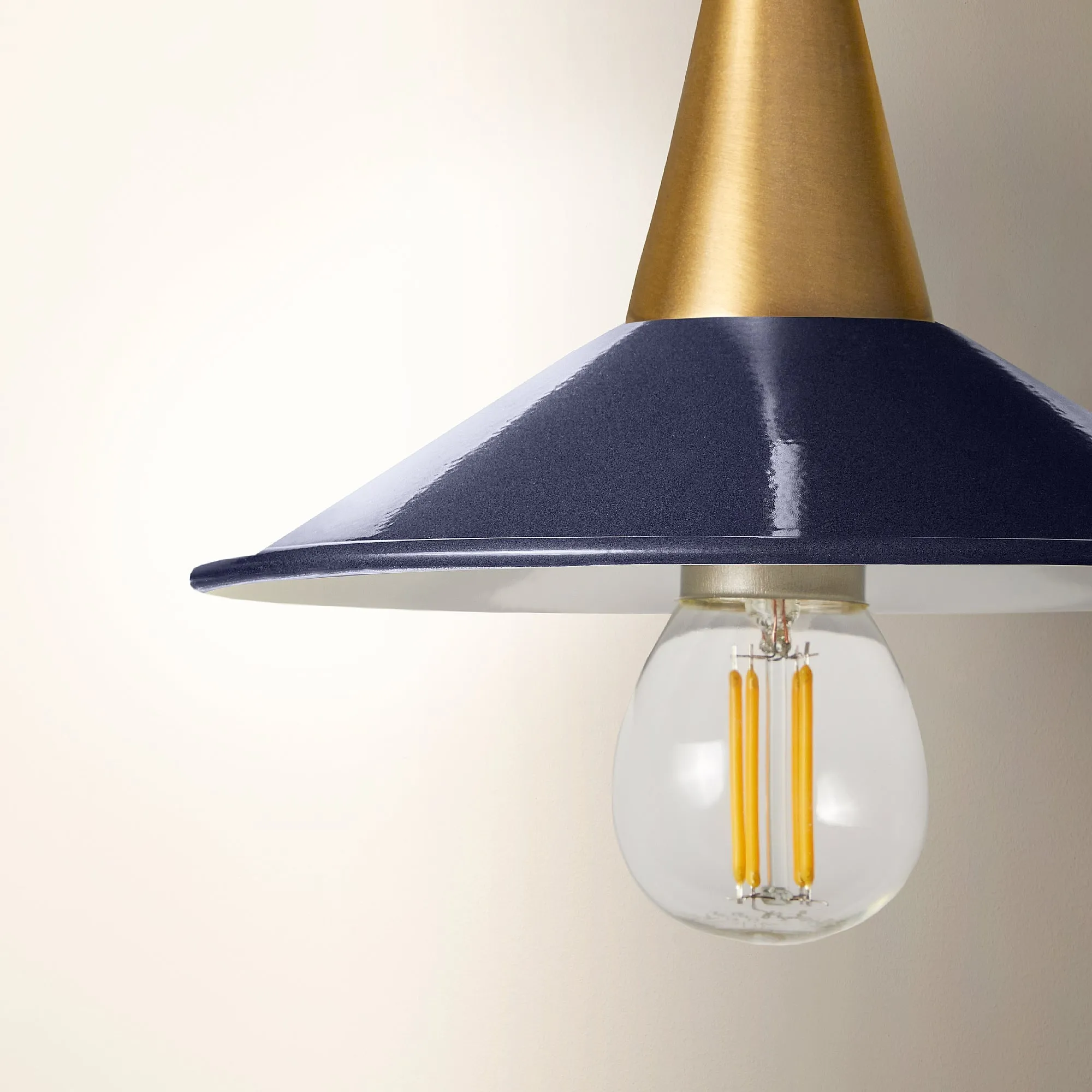Smallest Cookie shade in black iris with stone interior